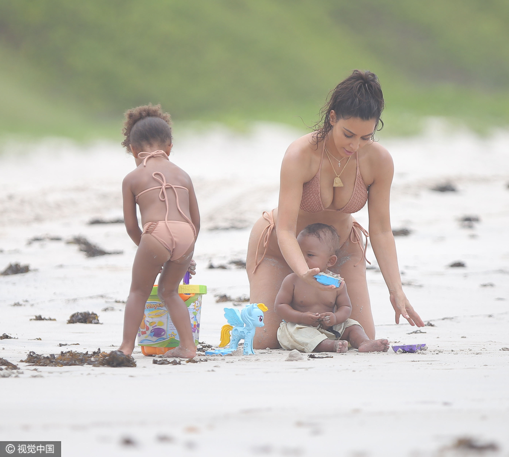 组图-卡戴珊裸色比基尼陪幼子玩耍 巨臀抢镜 组图-卡戴珊裸色比基尼陪幼子玩耍 巨臀抢镜