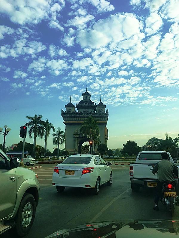 自驾闯关越南失败,边检警察蜀黍居然请我喝越