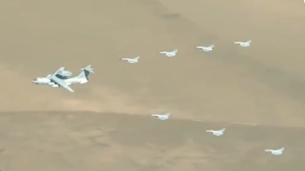 空中司令部追踪目标判断威胁 展示空中信息化作战体系 空中司令部追踪目标判断威胁 展示空中信息化作战体系