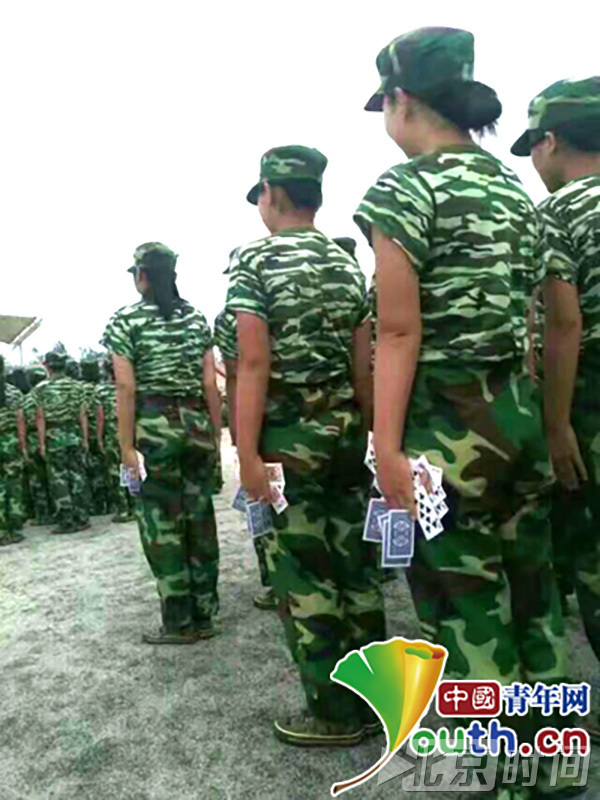 该校新生军训曹教官表示，学校军训时之所以这样做，是为了防止学生在站军姿时偷懒，而教官不能及时看见，影响军训效果。