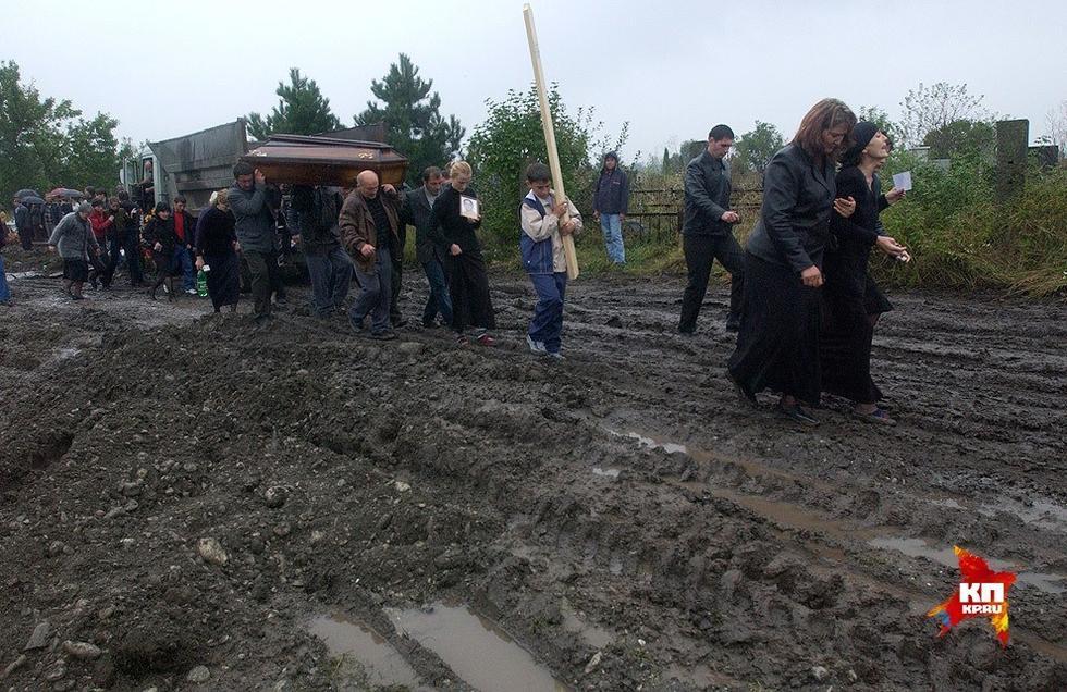 别斯兰市七分之一的男性青壮年也都赶到了现场，人手一把卡拉什尼科夫自动步枪或军用手枪，手臂和衣袖上都缠了区别绑匪用的白布条。