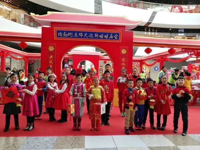 “娃娃”带您逛庙会，小使者自制“福包”护“春节蓝”！