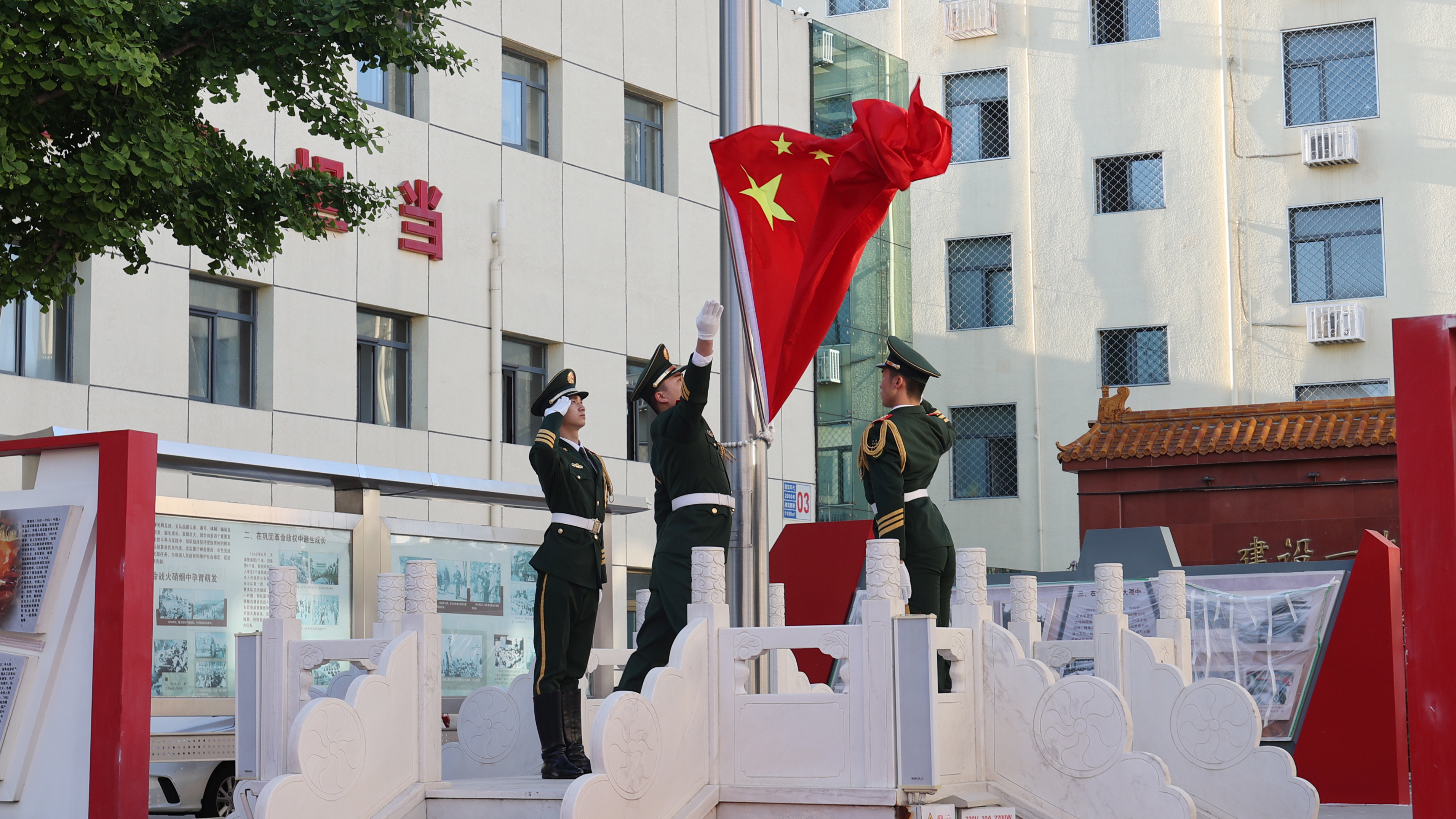 武警北京总队执勤第四支队开展“五一”国际劳动节升国旗爱国主义教育
