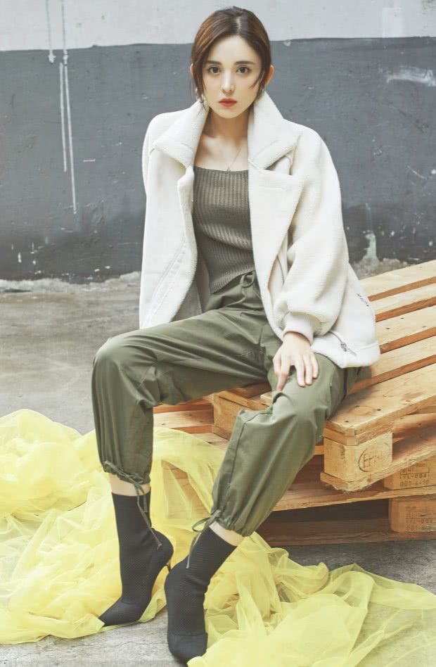 古力娜扎太牛了,用麻袋裤解决游泳圈的难题,