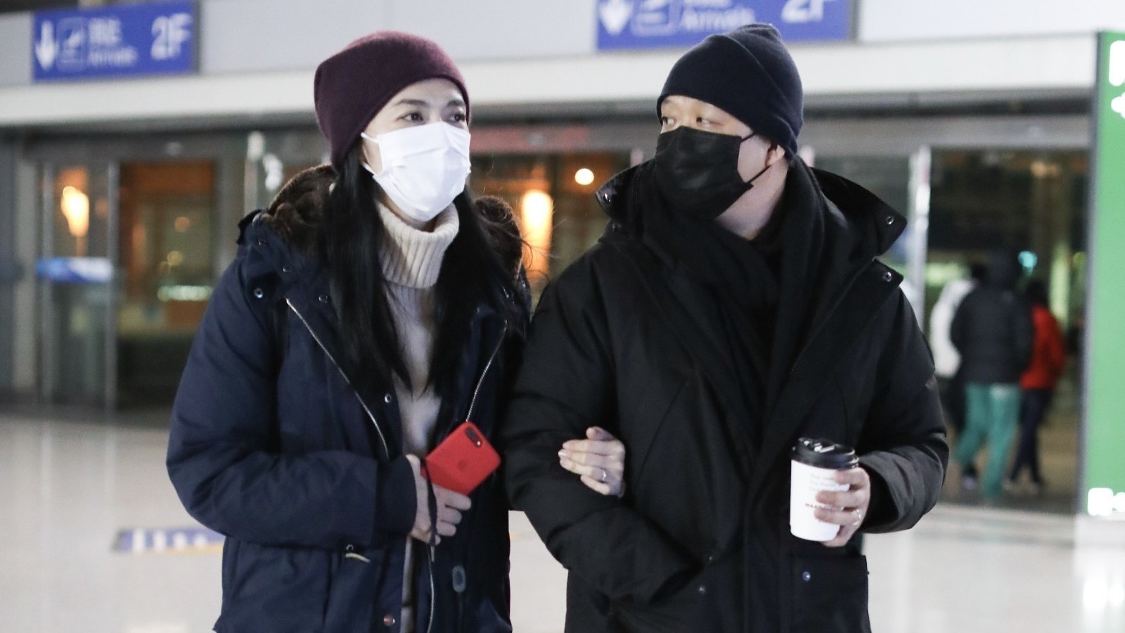 姚晨与老公现身机场撒狗粮!挽手出行戴情侣帽 姚晨与老公现身机场撒狗粮!挽手出行戴情侣帽