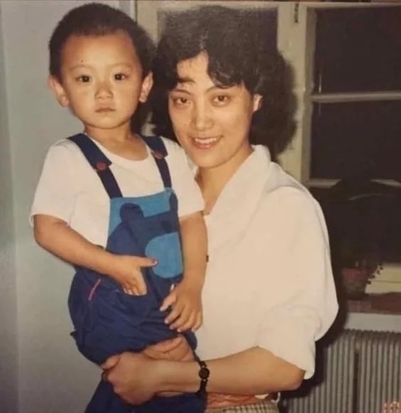 明星妈妈谁最惊艳?鹿晗妈妈素颜美 刘诗诗妈妈美貌超女儿