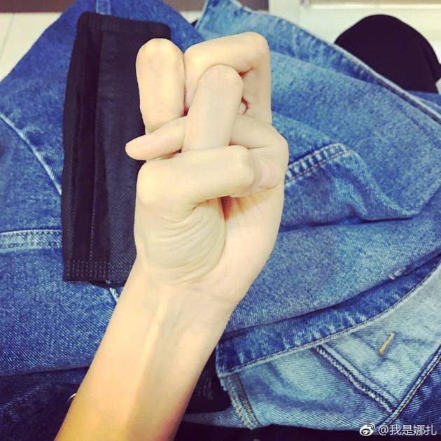 娜扎手指打结获赞20万 柔韧度超好