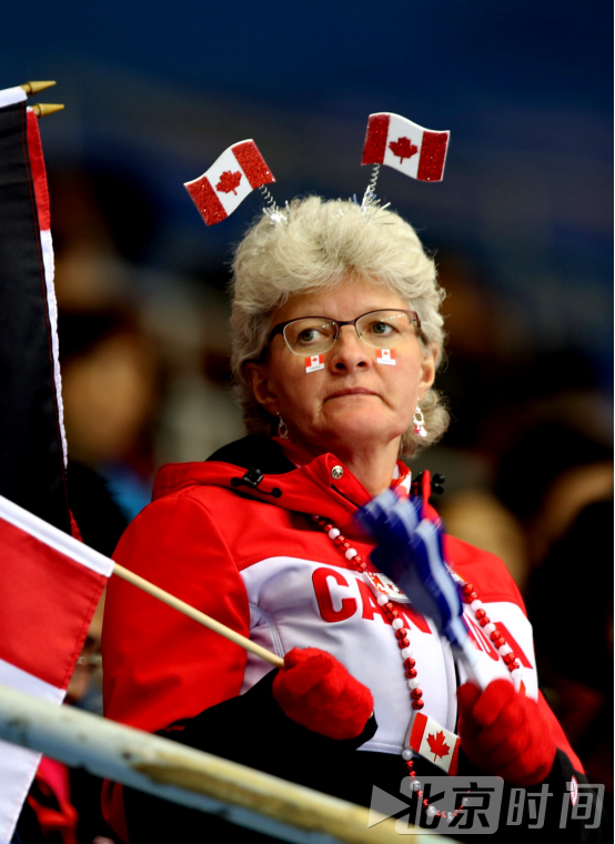 今年的北京世锦赛,这对加拿大夫妇将在现场观看所有场次的比赛。当被问及最喜欢哪支队伍时,汉斯显得很为难,他笑着说:“我支持所有的队伍!在九天的比赛里,我们会化所有队伍的妆。” (组委会供图)