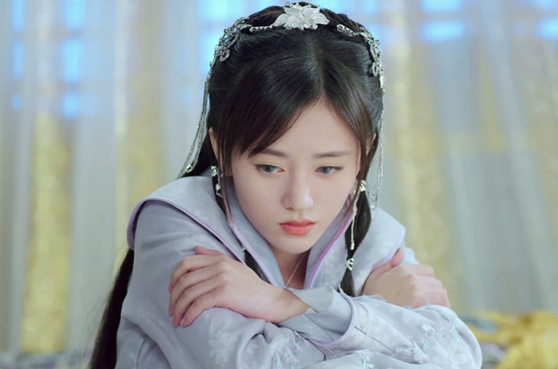 鞠婧祎演唱会放飞自我,超短裙短到遮不住差点