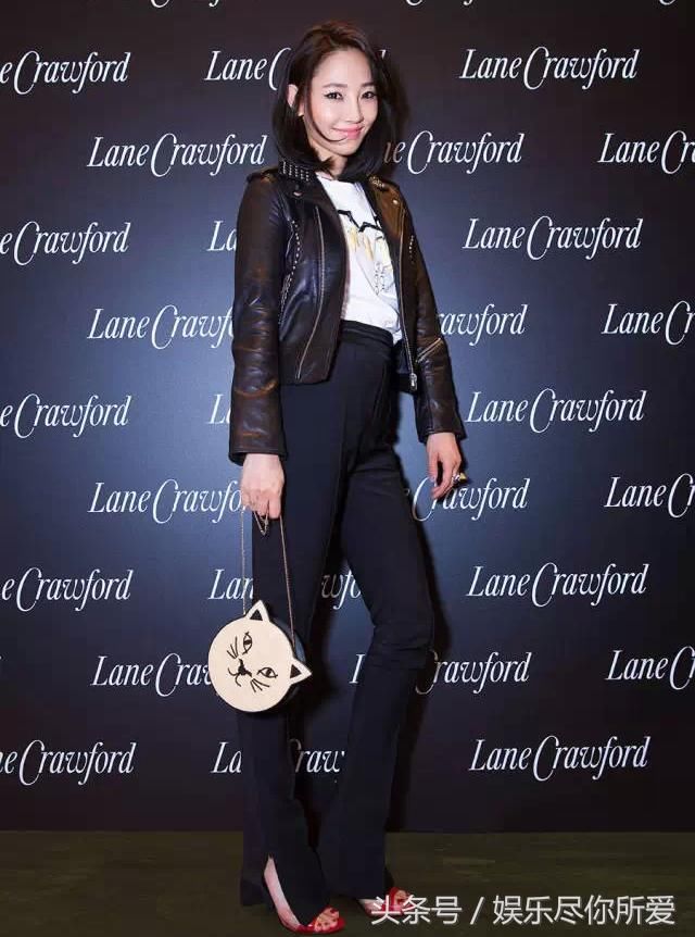 白百何真敢穿,衣服里面都一览无余,网友:我也看