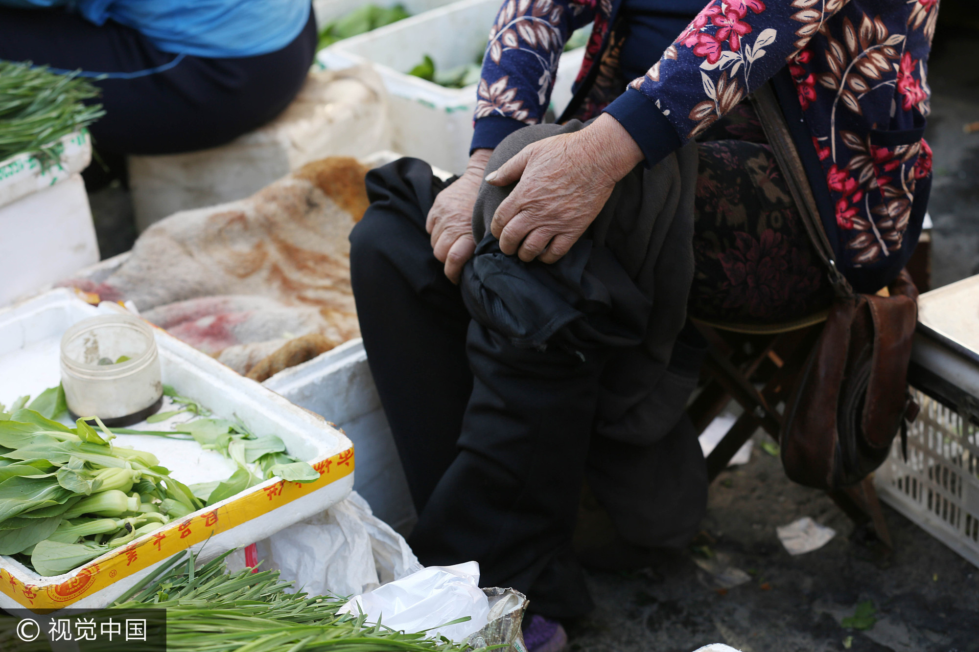 穿着厚厚的棉衣。