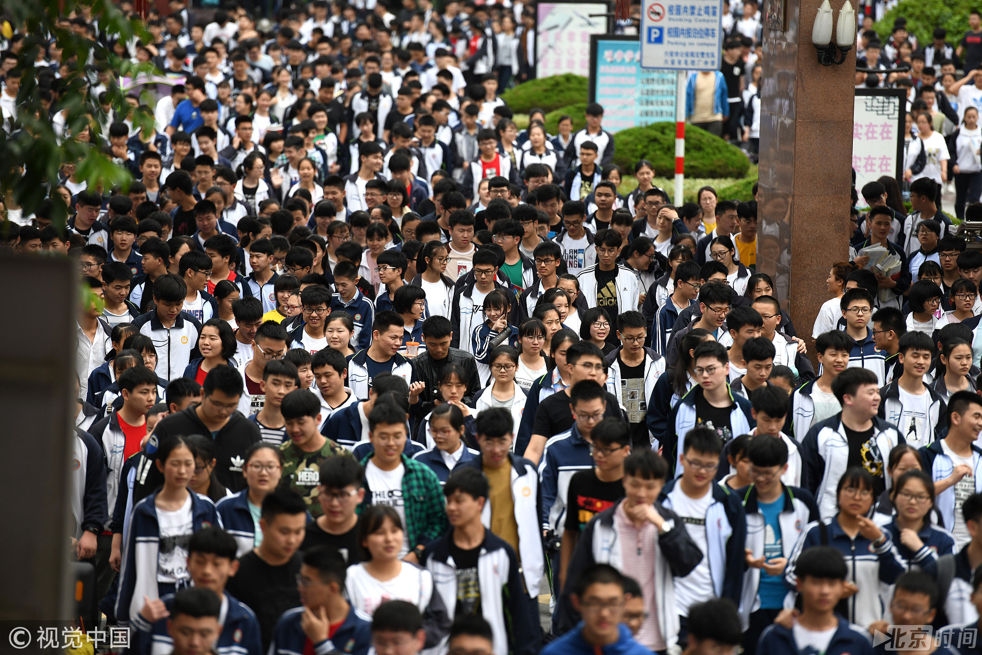 在安徽大别山深处的毛坦厂中学，这座有着3万余学生被称为“高考工厂”的“神校”，也随着高考的临近变的越来越紧张。图/视觉中国