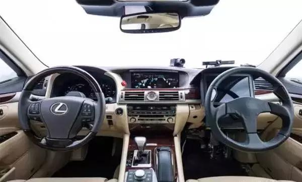 还有这种操作?这款车有两个方向盘! 还有这种操作?这款车有两个方向盘!