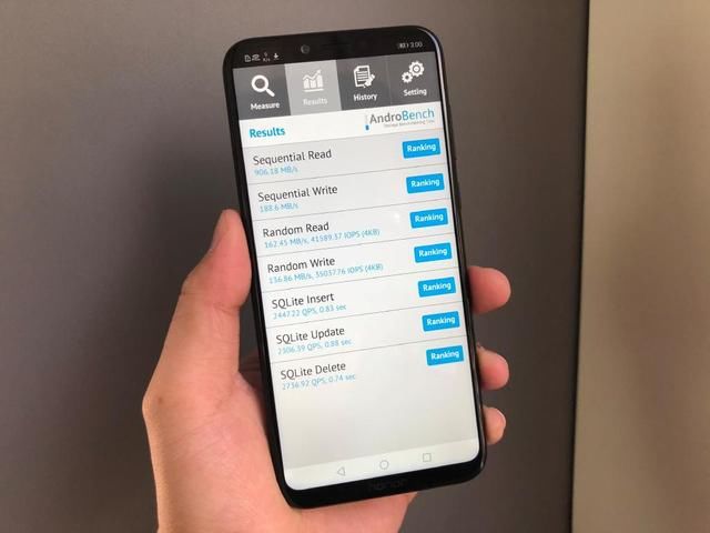 荣耀Play隐藏卖点揭露,性价比反超小米8 SE