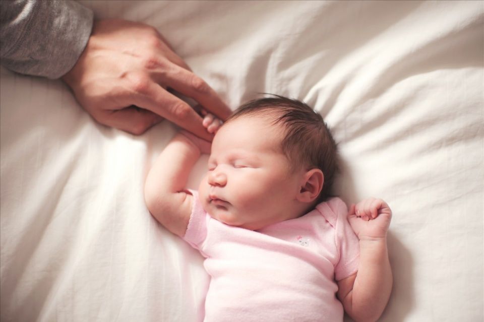 不抱不哄让婴儿睡一整晚,需要怎么做?