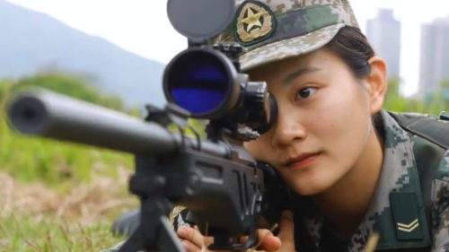 飒!00后女兵成为“狙击枪王” 飒!00后女兵成为“狙击枪王”