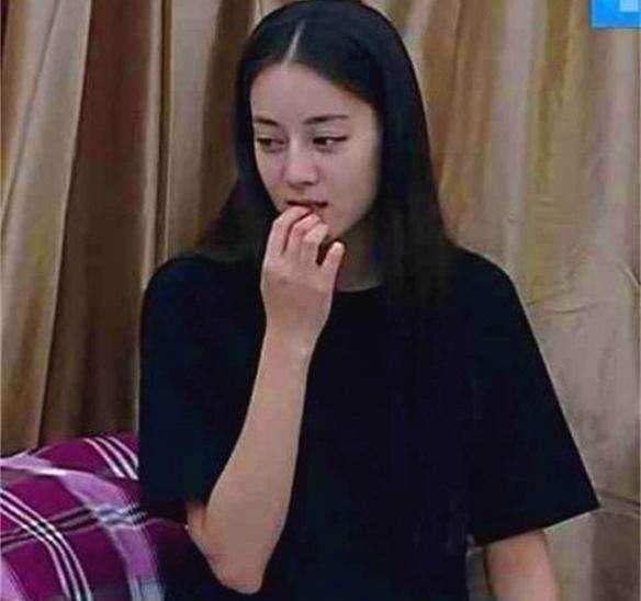 明星起床没打理前的照片传出, 网友: 迪丽热巴赢