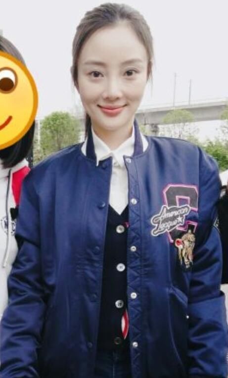 37岁李小璐素颜近照曝光 参加公益活动做义工