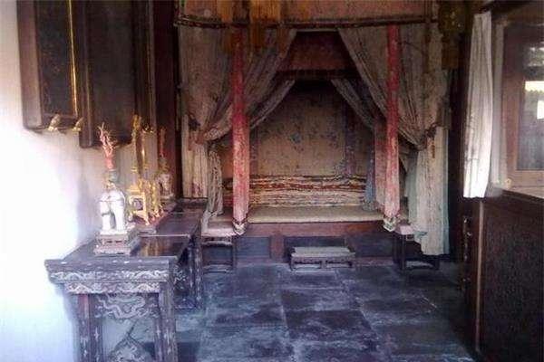 从变成冷宫那天起,宫内的物品不会更新,自然也没人维护,时至今日,内部