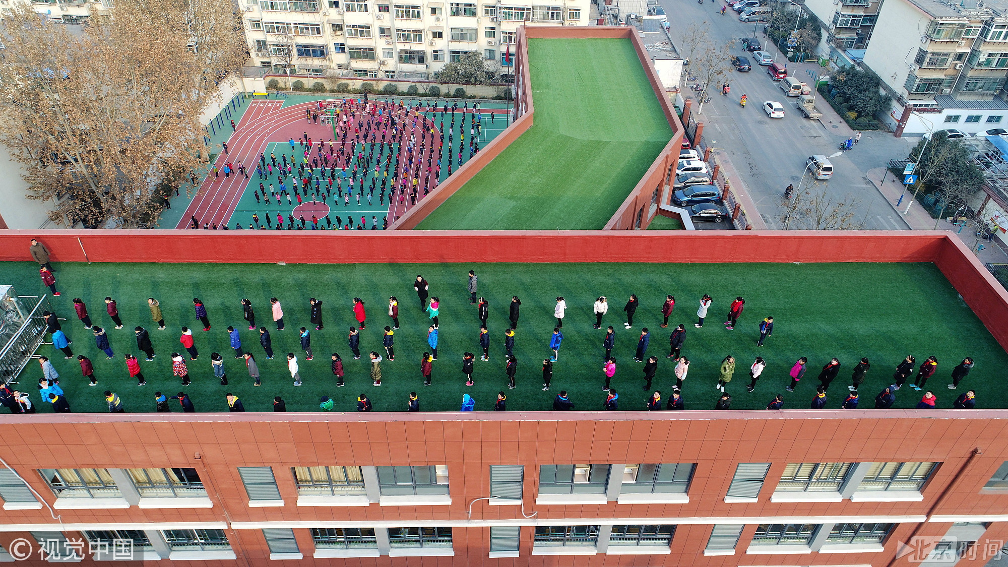 2017年12月13日，山东省济南市，在历山东路北首的济南解放路第二小学，上午10点课间操期间，六年级3个班的学生来到教学楼五楼平台，在大约300平方米的楼顶操场做课间操，其他一至五年级的学生则在校园的操场和过道内做操。据了解，该校教学楼今年下半年重建完成启用，由于校园面积有限，教学楼建设之初就将楼顶平台设计为“空中操场”，地面铺设了人工草地，四周围墙高达1.6米，防止学生攀爬，做课间操期间有老师专门带队看管，确保学生的安全。