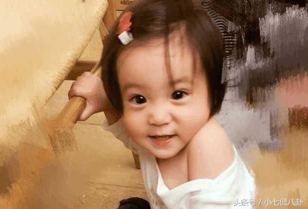 贾静雯三个女儿近照,颜值差距大,为梧桐妹女神