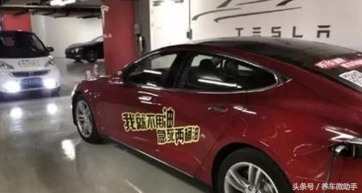 小伙开豪车去加油站 只一句话 加油员美女当场崩溃！