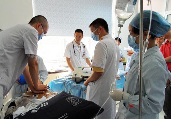 男子喝酒后皮肤红肿休克,注意:酒后吃它,可能