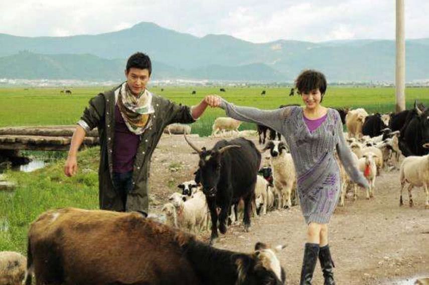 万万没想到,央视一姐竟然跟陆毅鲍蕾夫妇、胡