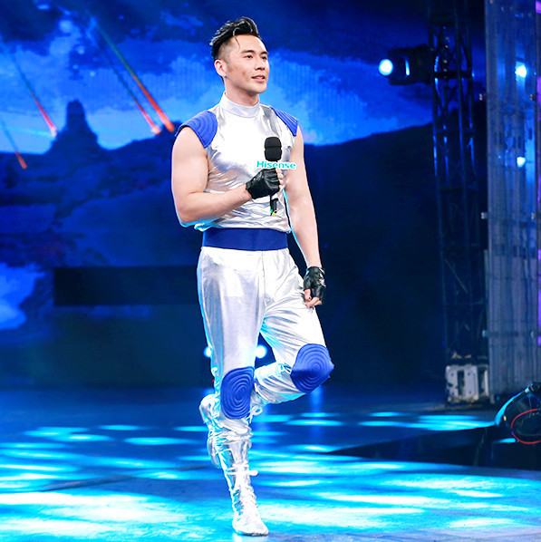 张伦硕夫妇好拼 倒挂行走还空中劈叉