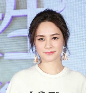 32岁周笔畅和37岁阿娇,同穿三万多的流苏长裙