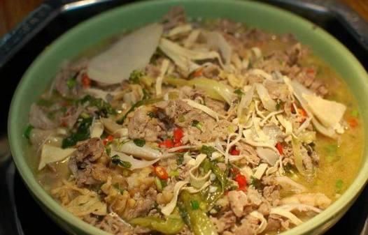 偶然拍到火锅店员工的工作餐,真是难以想象,这