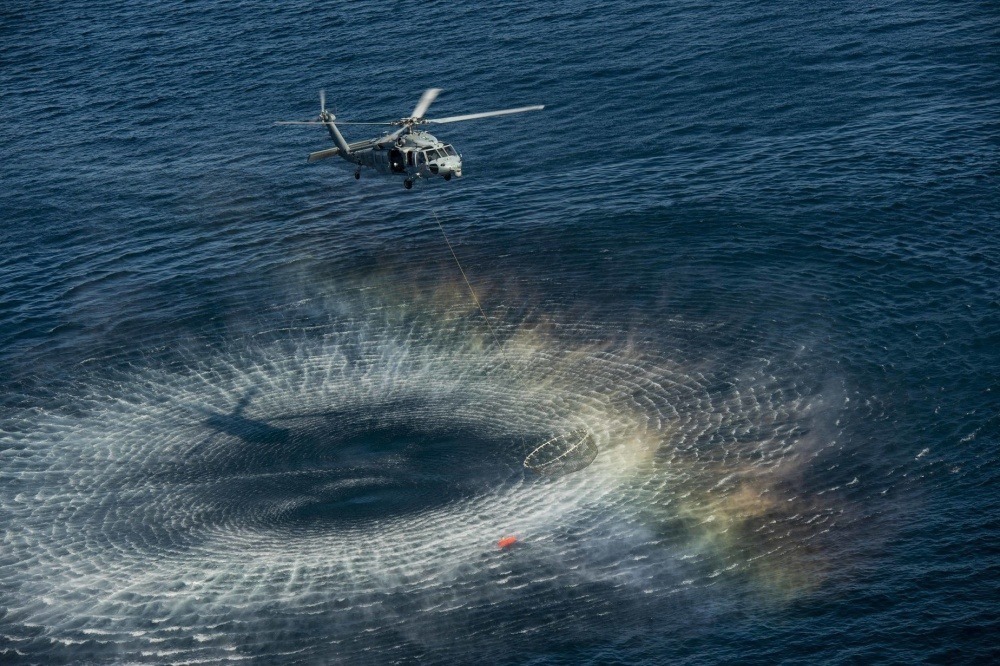 在训练中，一架“海鹰”直升机成功捕获了一枚由航空母舰发射的“反鱼雷鱼雷”（Anti-Torpedo Torpedo）。