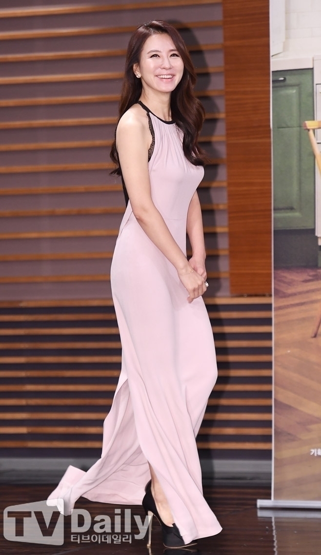 德善妈"李一花亮相 46岁穿粉裙气质佳_北京时间