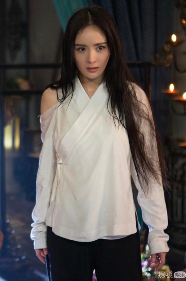 热巴、邓伦的情侣手环火了!电视剧的带货能力