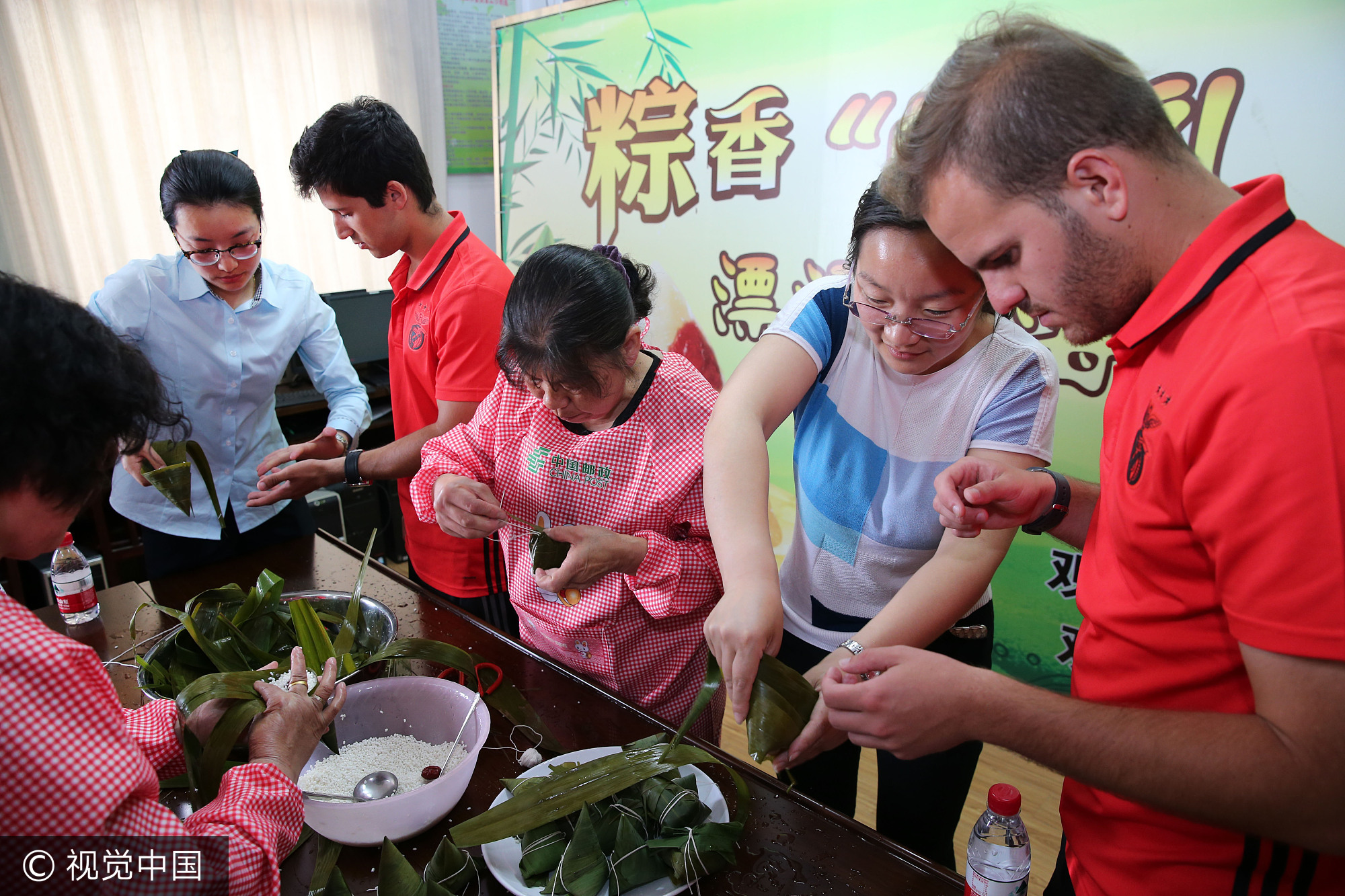 2017年5月25日,江苏省南通市观音山新城中桥社区邀请来自葡萄牙的友人与社区邻里居民、共建单位的志愿者们一起,通过裹粽子比赛、亲情明信片邮递、爱心传播等方式,一同感受中国传统文化习俗 ,迎接端午节。