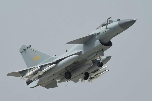 同样是歼-10C战斗机,俄媒认为可抗衡F-22,台媒