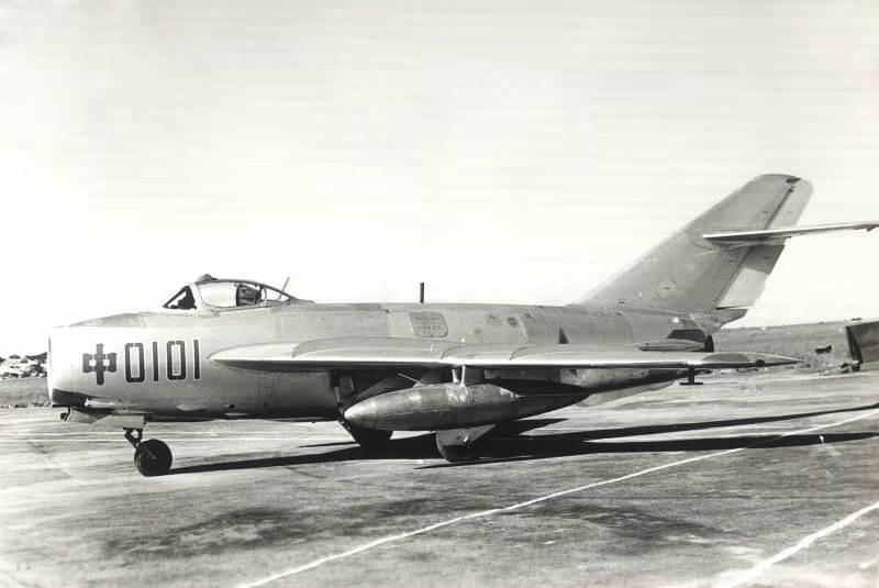 的1958年7月26日,试飞员于振武驾驶歼教1飞机首飞成功1965年三线建设