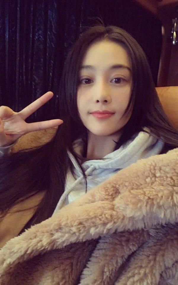 张馨予晒美照,灰色卫衣配黄色大衣美翻了,网友