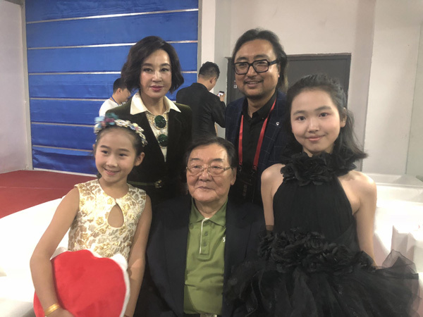 周飘主演的电影《要活着去天堂》获国产影片新