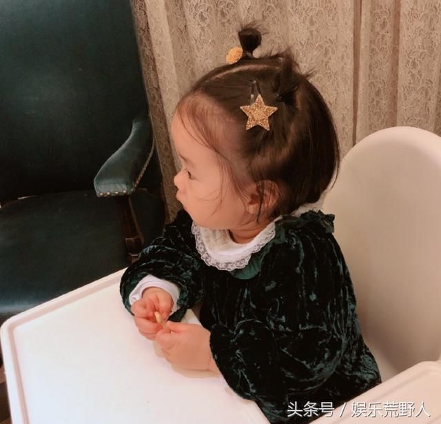 陈赫老婆张子萱晒女儿侧面照,大草莓逗猫成焦