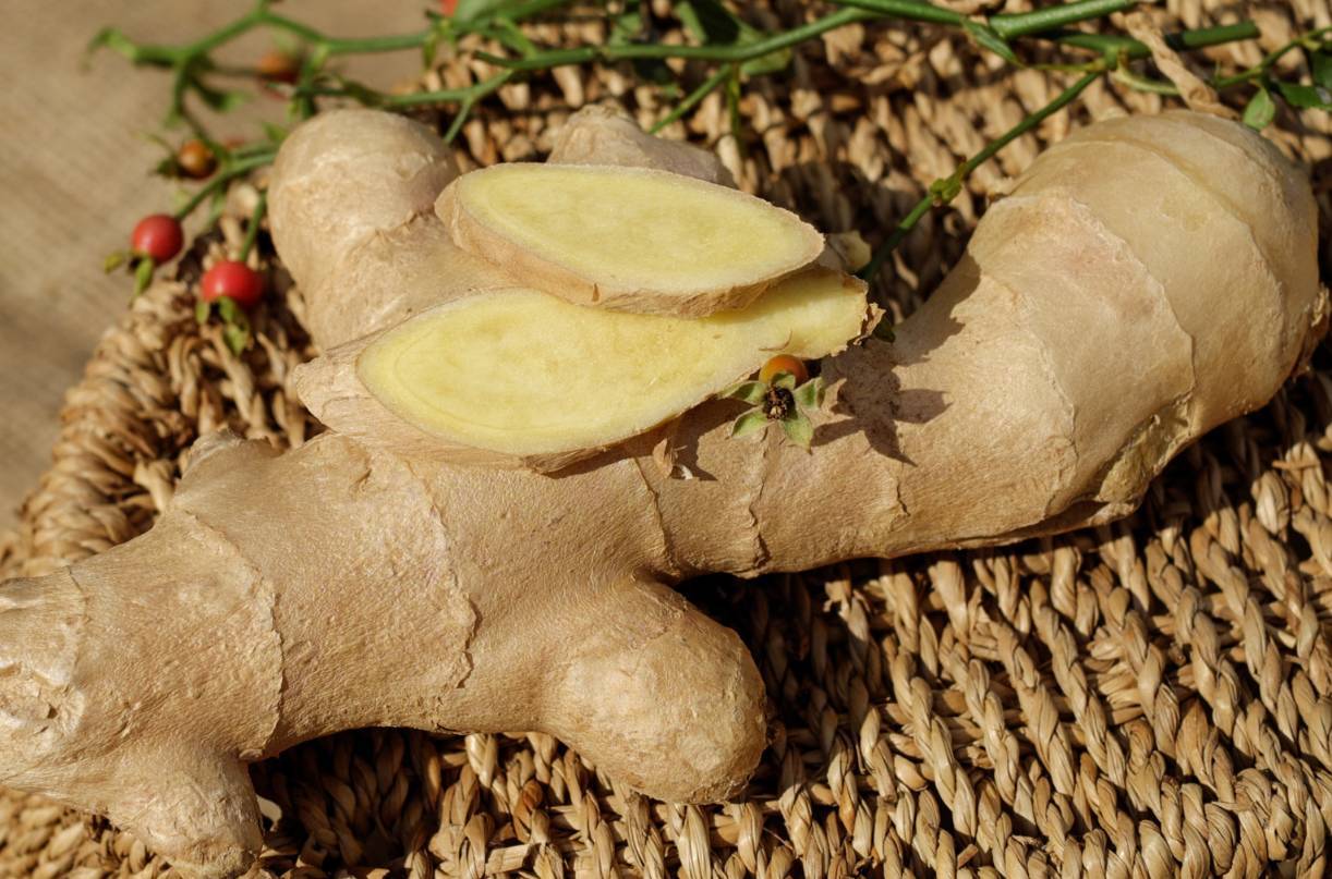 平常生姜小小一个,如果用削皮器削皮很容易连皮带肉削去一大块.