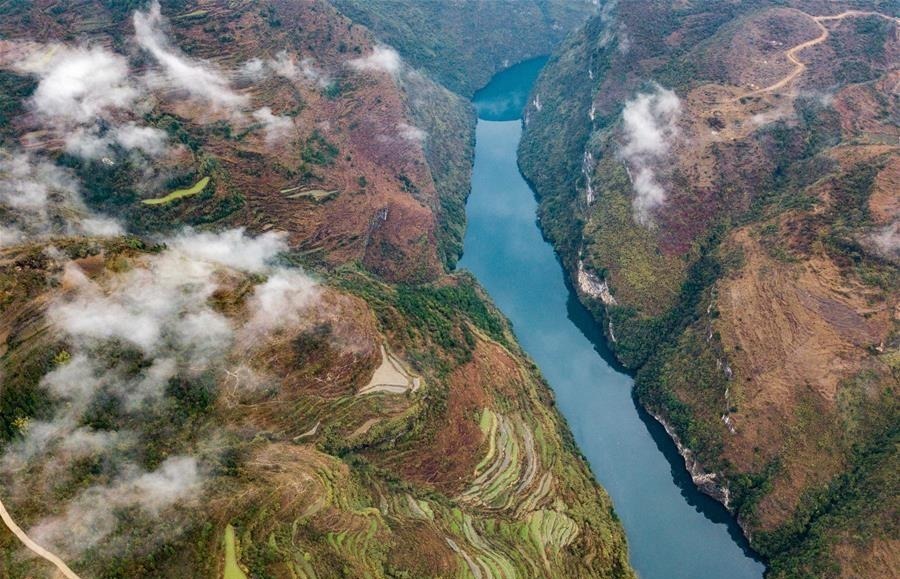 这是3月14日拍摄的鸭池河大峡谷风光。位于贵州省毕节市境内的鸭池河大峡谷坡陡山高，碧绿的鸭池河在峡谷中奔流，呈现出一幅壮丽景观。