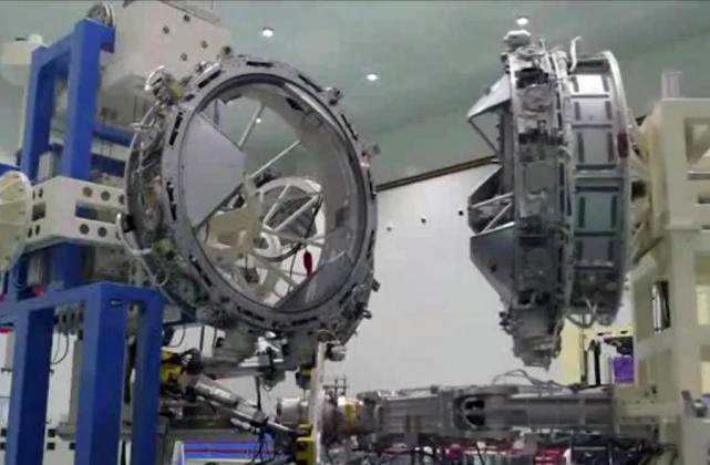 中国空间站里你不知道的那点事——太空一“吻” 中国空间站里你不知道的那点事——太空一“吻”