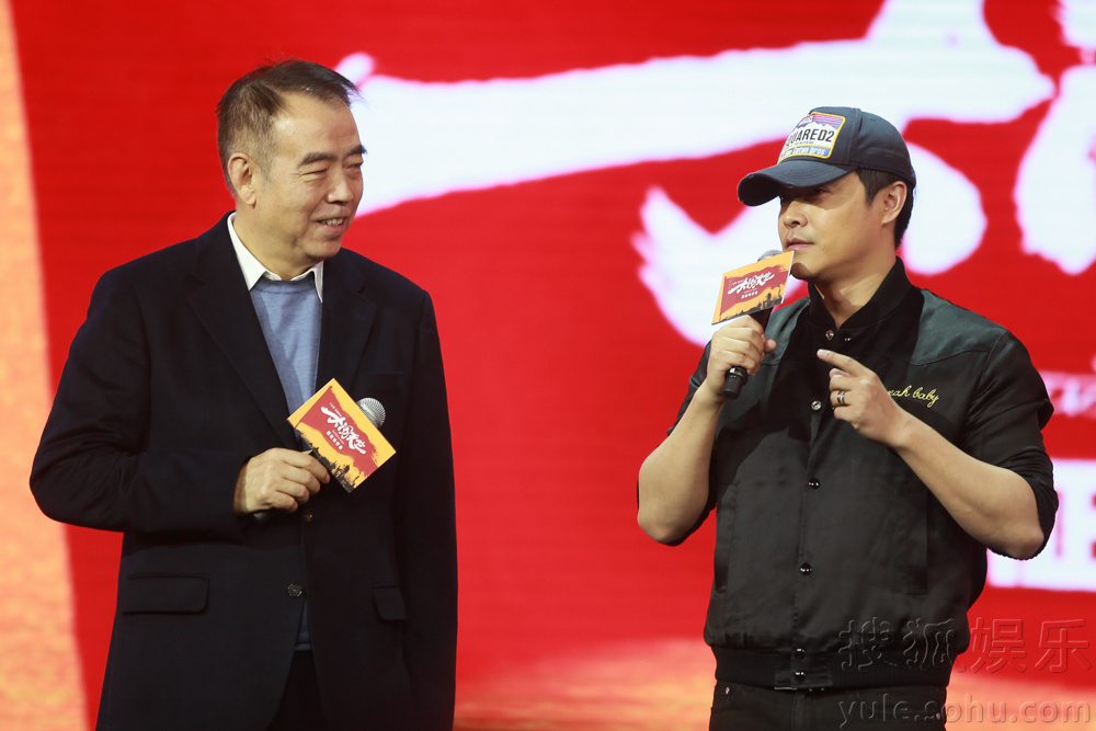 陈思诚与陈凯歌在台上分享一路见证王宝强成长的往事.