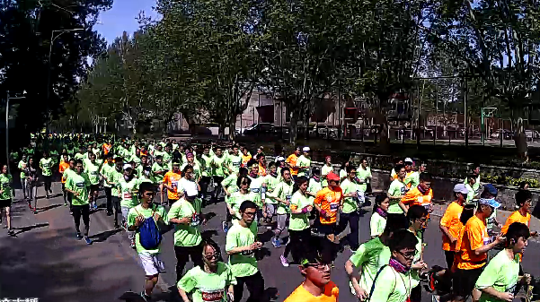 四千人烈日下霸气穿行！今天是个大日子！