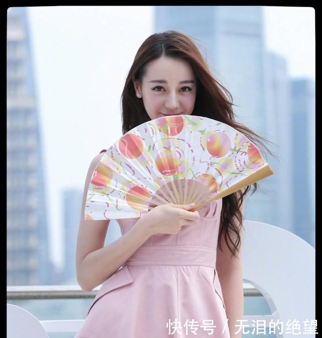 迪丽热巴的脚背和地面都快垂成一条直线了,网