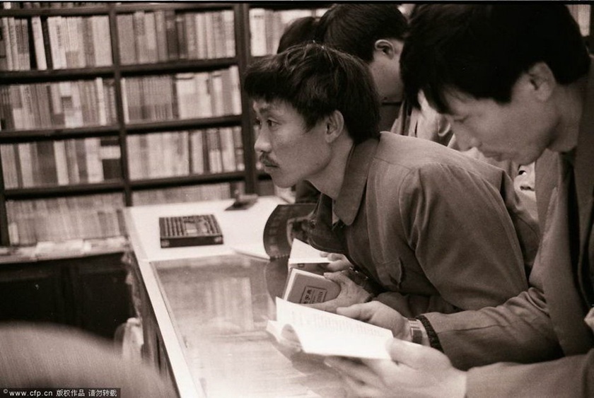 1996年12月，河南驻马店，农民认识到，单纯靠力气和经验已经不行了，要致富，还必须有知识和智慧。新华书店，许多农民向书本求索致富良方。