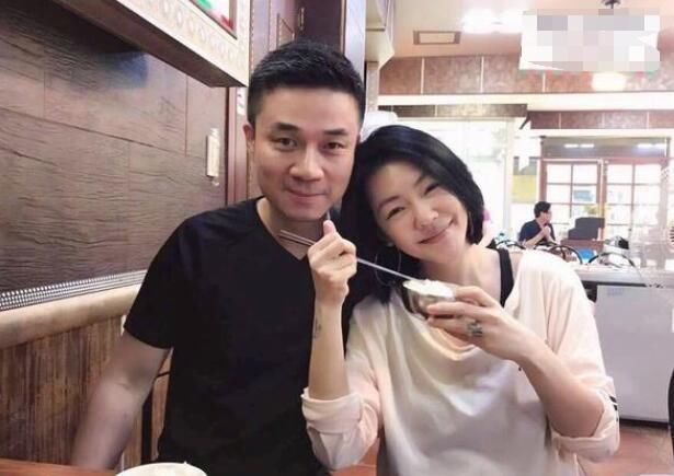 小S晒生日照,老公和婆婆表情耐人寻味,小S强行