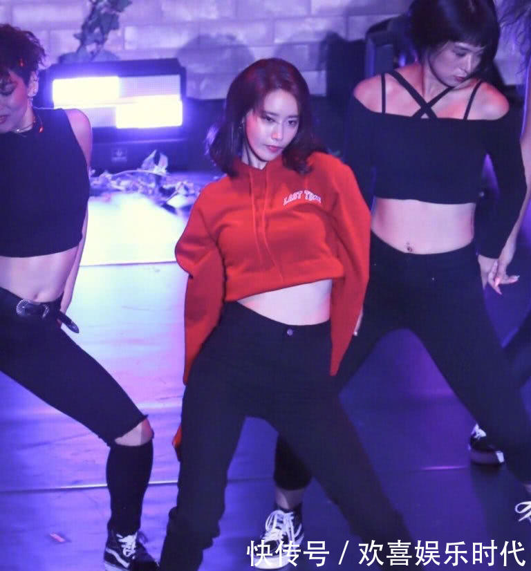林允儿超短红色卫衣配紧身裤,大跳热舞秀身材