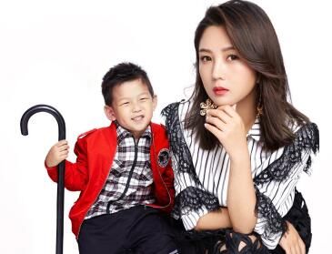 何洁与儿子七宝时尚写真打闹画面温馨,网友:七宝似乎长大了不少